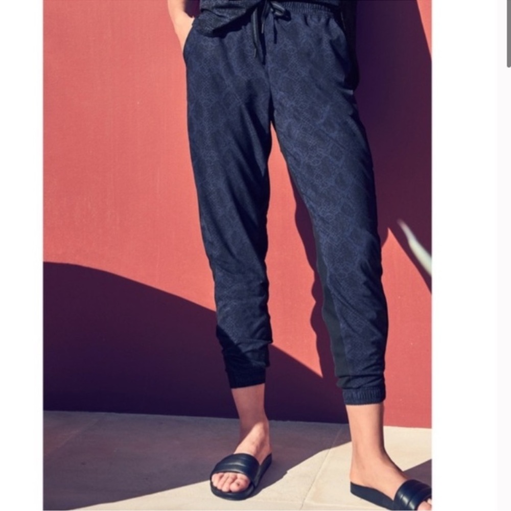 ATHLETA Brooklyn Jogger Pant Navy Blue Python Snake Print Size 6